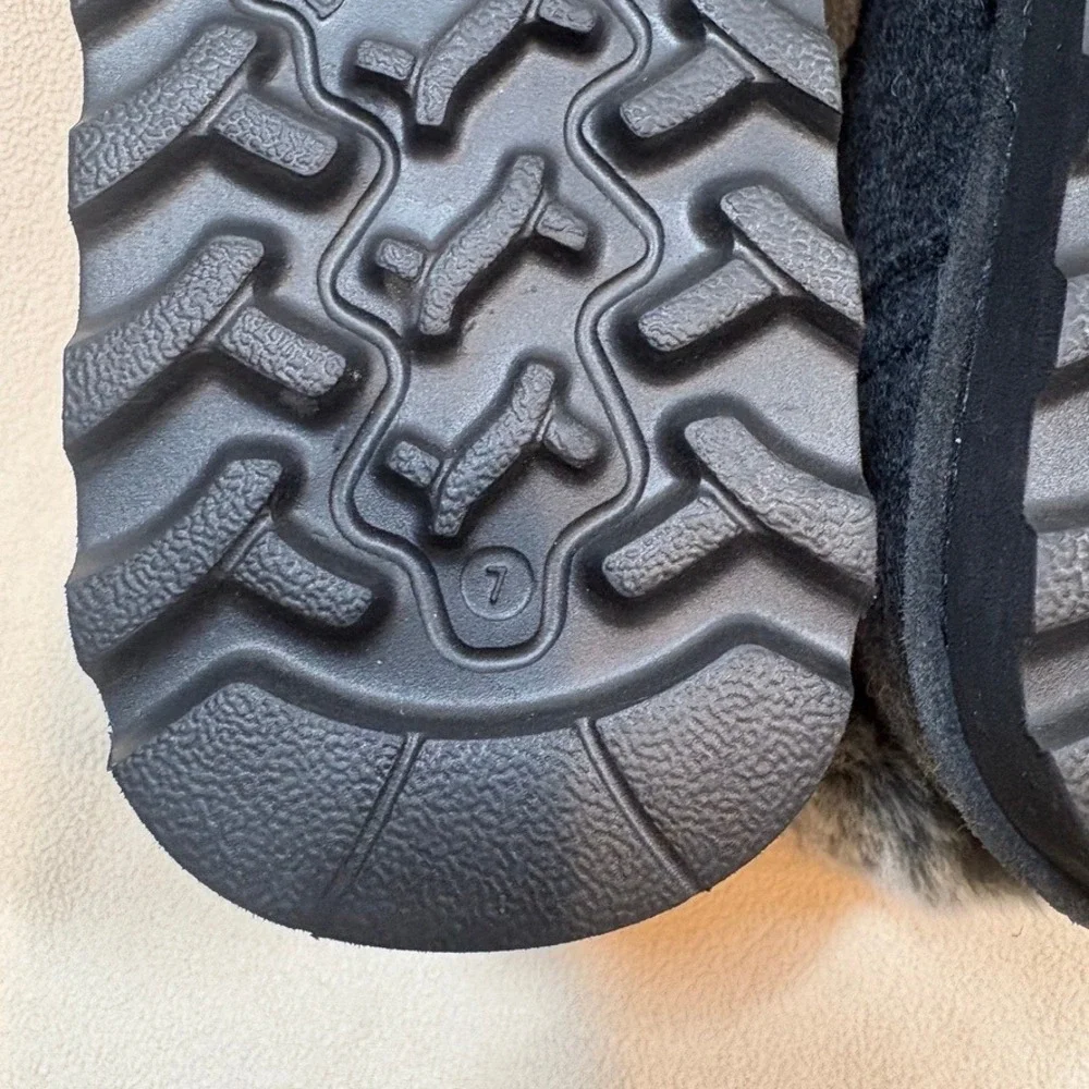 NWOT Bearpaw Womens Sz 7 Charcoal Gray‎ Wool Faux Fur Trim Buckle Ankle Boots